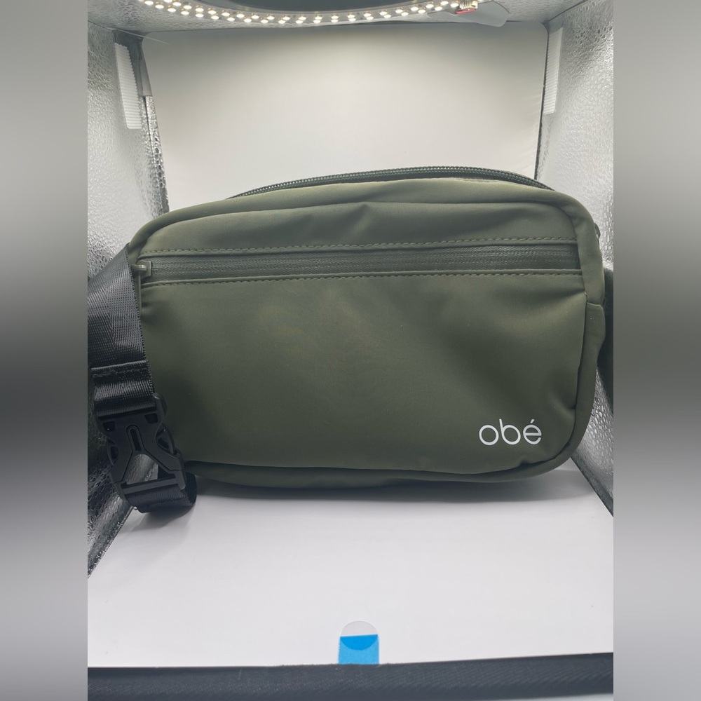 Streamlined Green Belt Bag with Durable Design